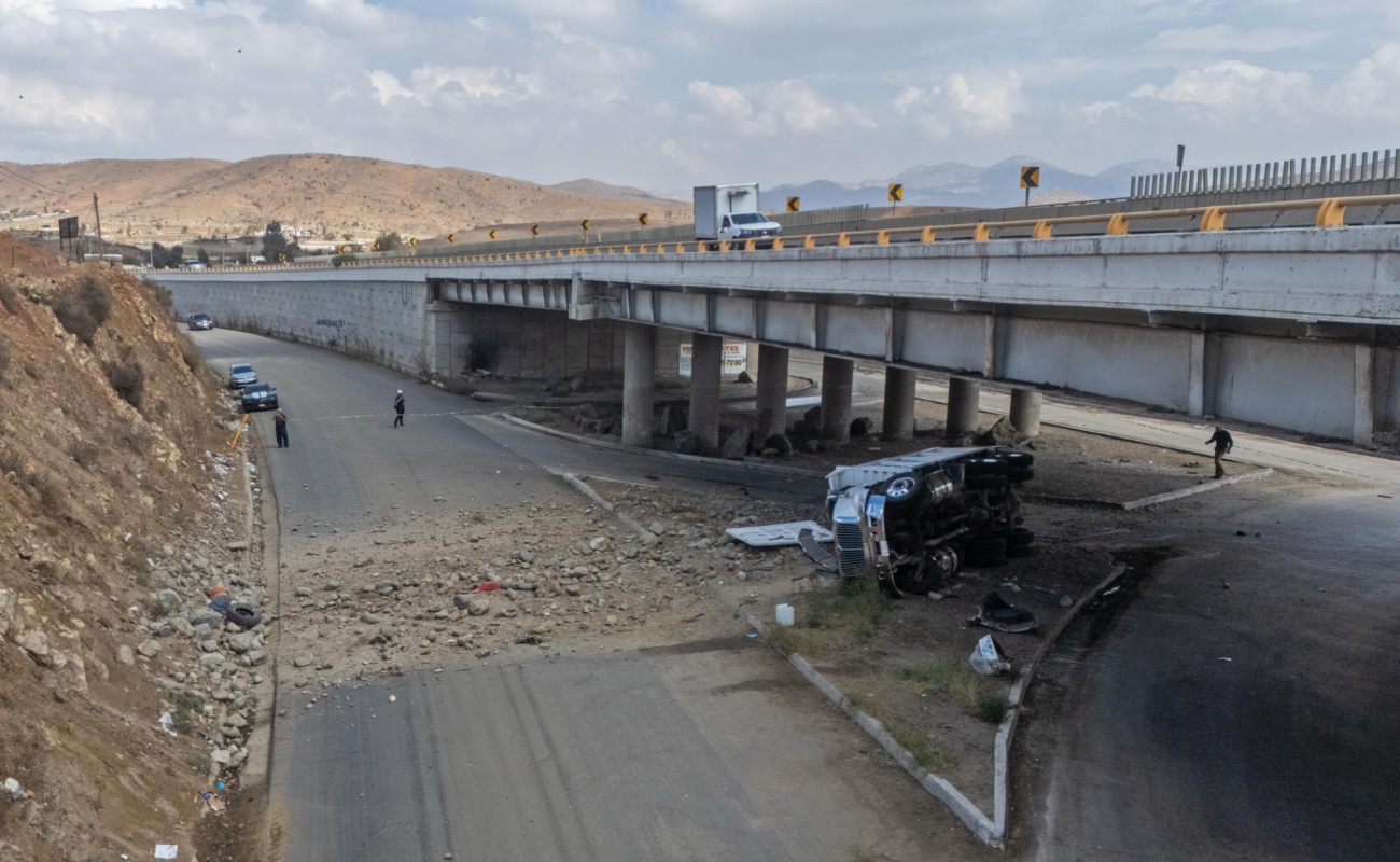 Dos muertos y tres heridos deja la volcadura de dompe en la carretera Tijuana-Tecate