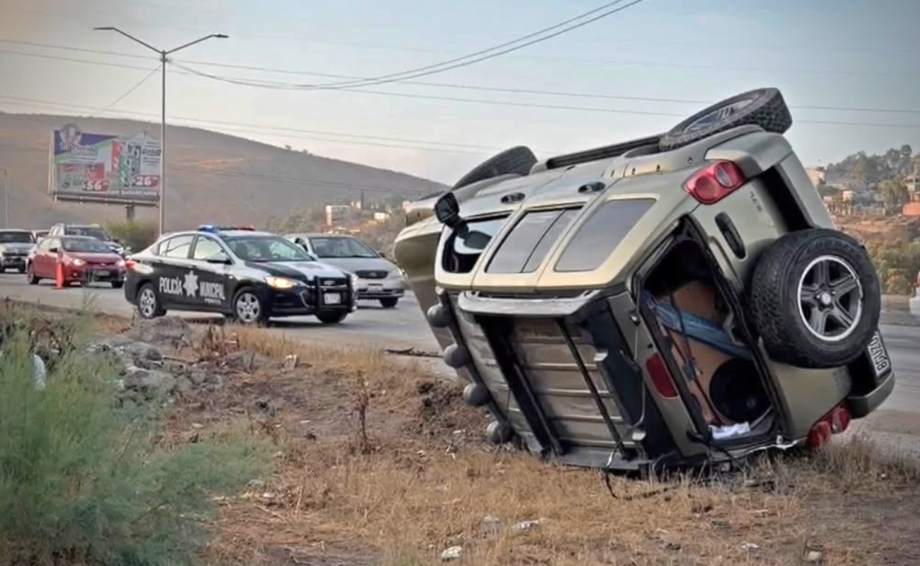Conductora resulta ilesa tras volcadura en la Vía Rápida Oriente