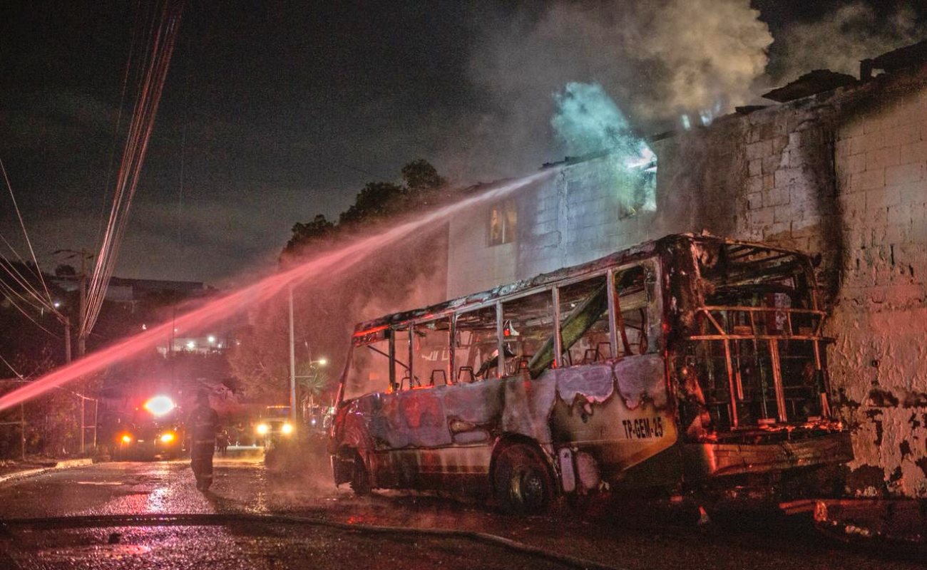 Se incendia camión y el fuego daña cuartería