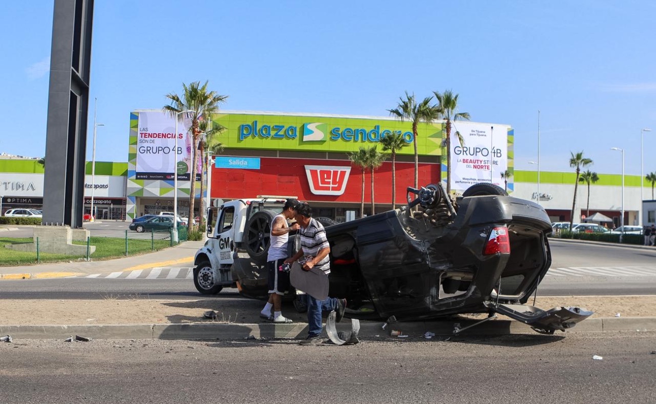 Joven resulta ileso tras volcadura en la carretera libre Tijuana–Tecate