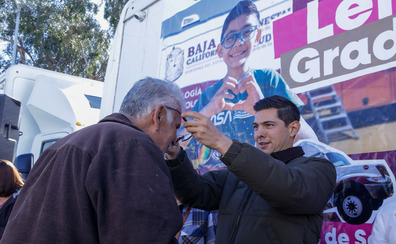 El alcalde de Tecate, Román Cota Muñoz, encabezó la entrega de 104 lentes graduados a habitantes de la delegación de La Rumorosa.