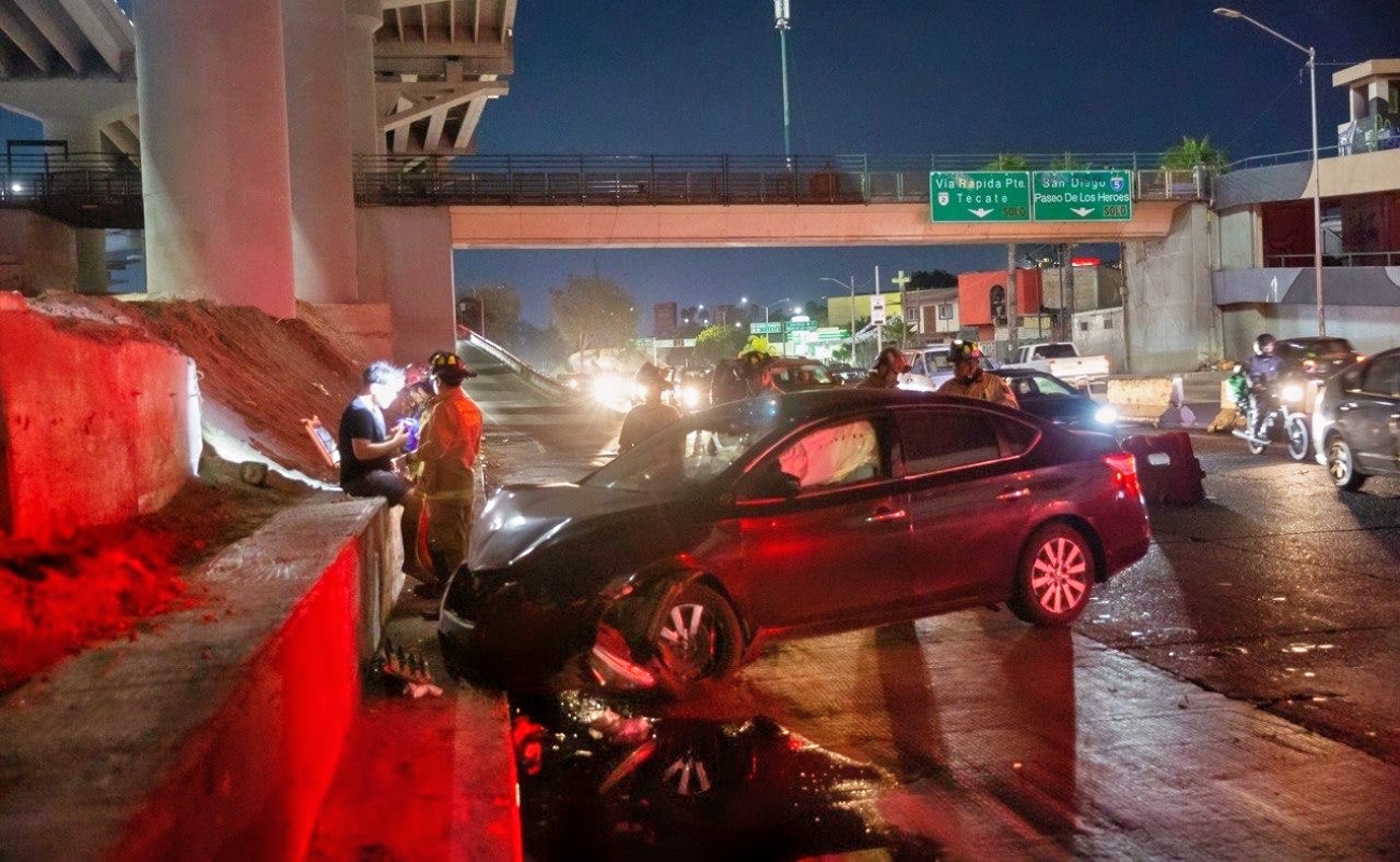 Conductor se impacta contra muro del viaducto elevado en la Vía Internacional