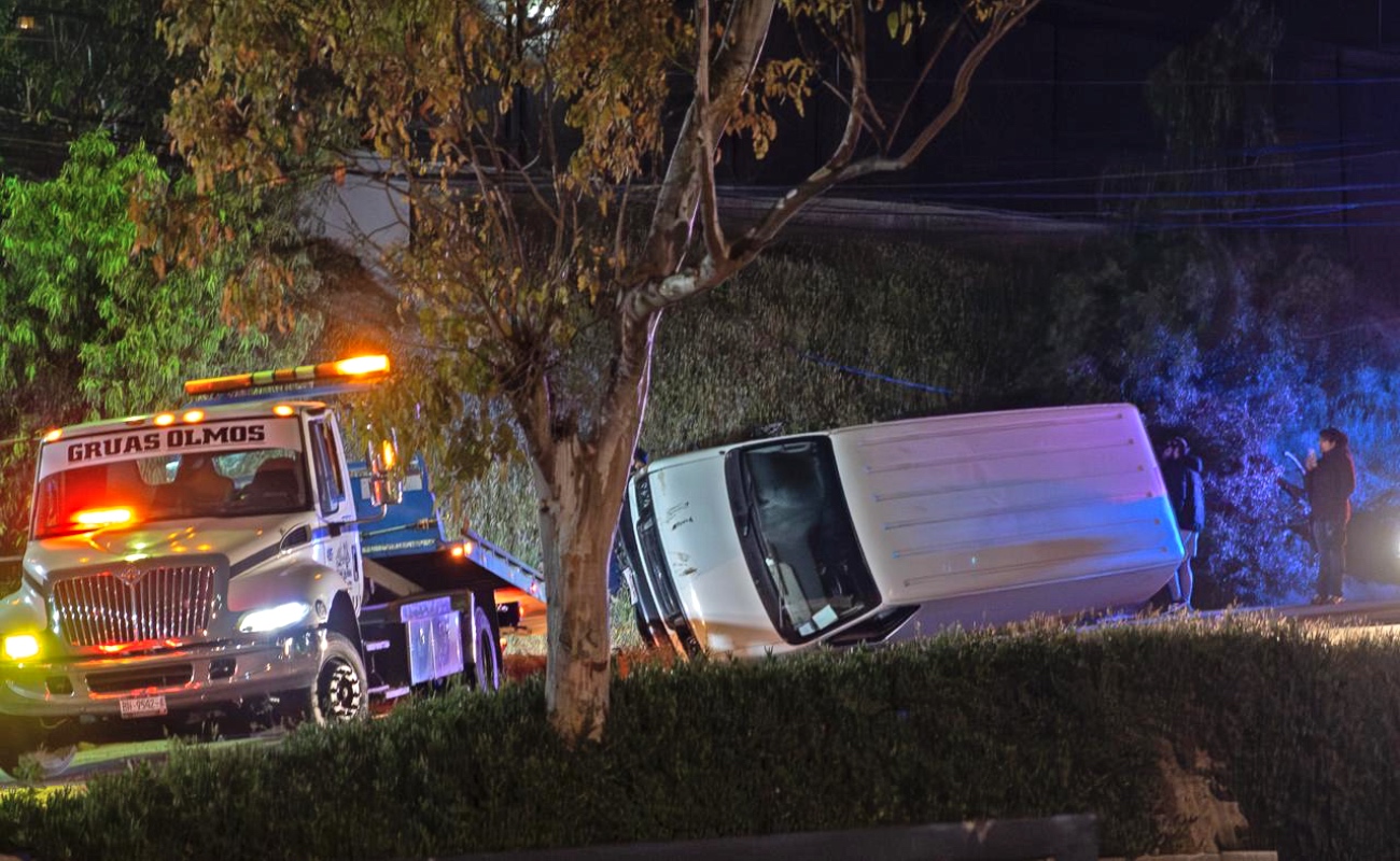 Vuelca camioneta; no se reportan personas lesionadas