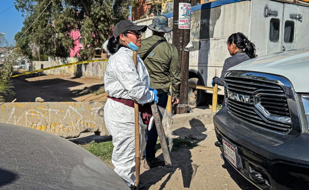 Hallan cuerpo semi enterrado en lote baldío de Colinas del Alamar
