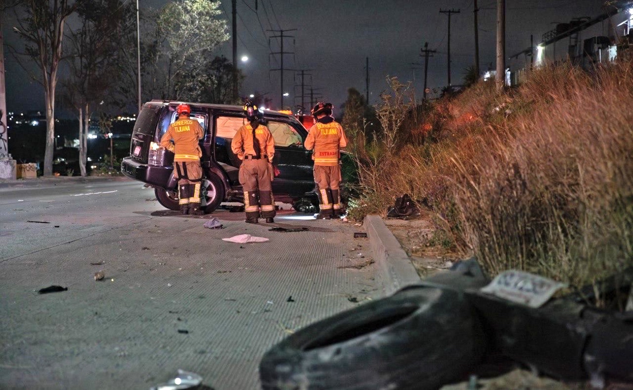 Abandonan camioneta tras chocar contra muro en el Bulevar Rosas Magallón