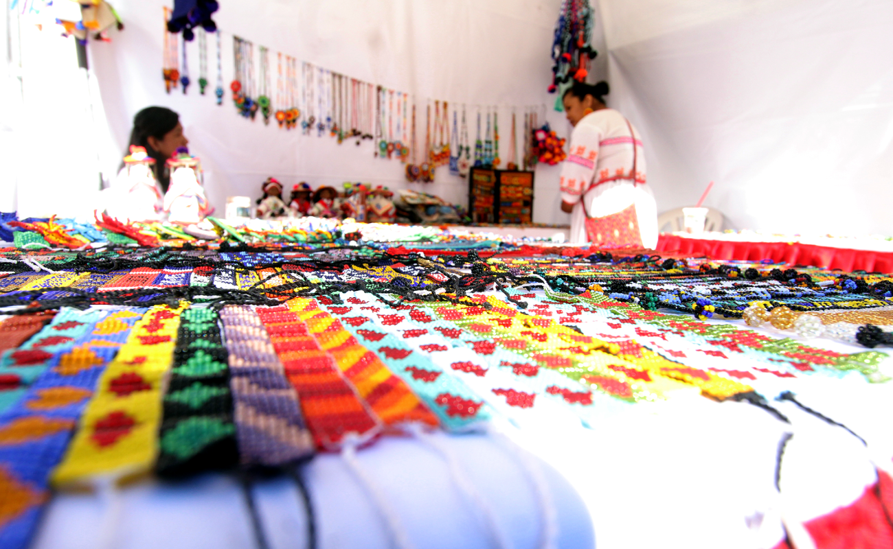 Una amplia variedad de productos elaborados por artesanos mexicanos en un solo lugar.