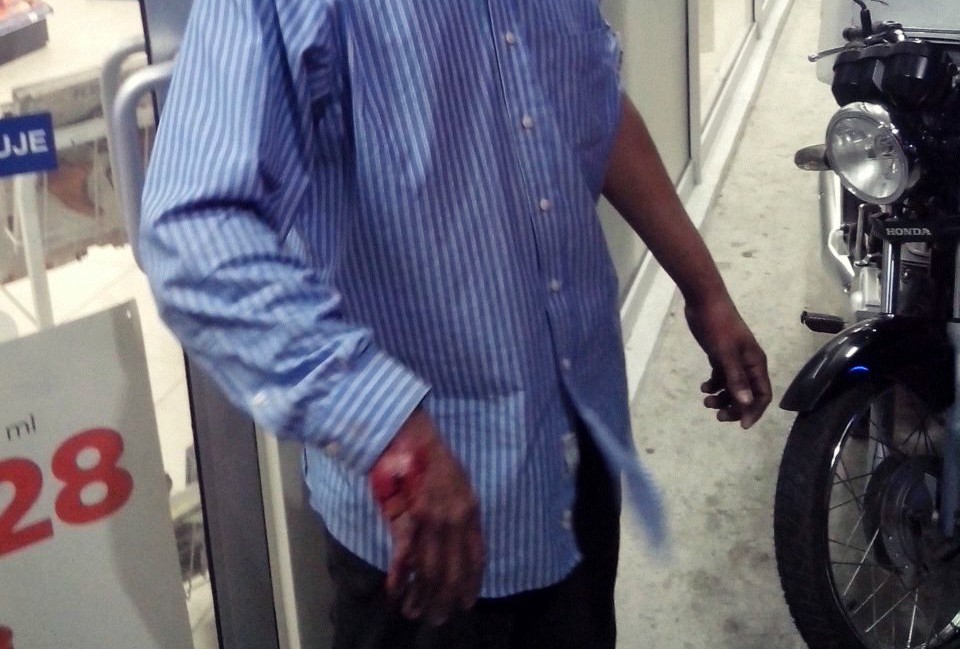 Balean a hermano de policía municipal