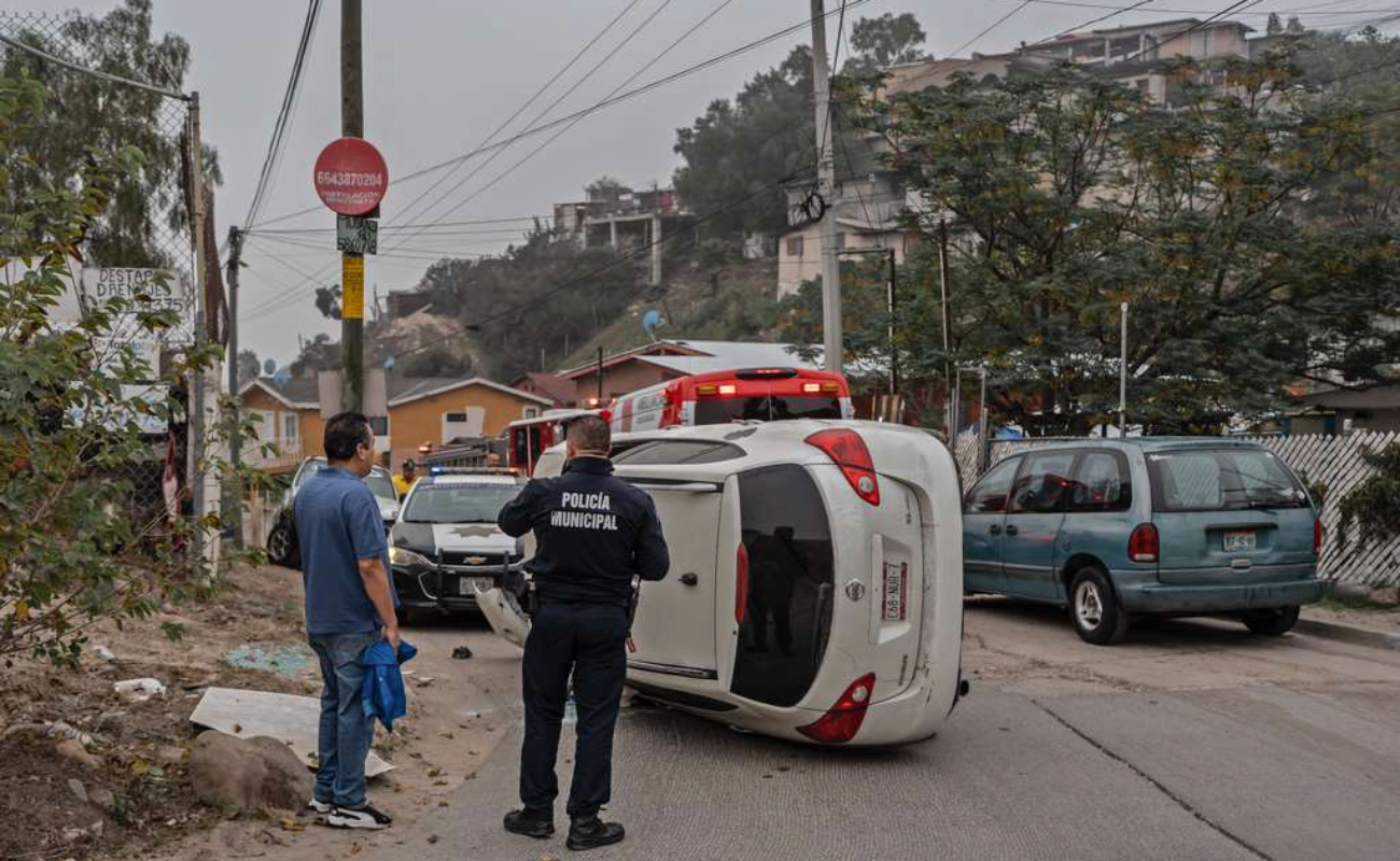Vuelca vehículo frente a preescolar en la colonia Pinos Nares