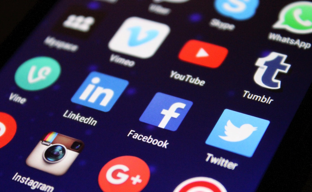 Las personas utilizan Internet para entretenerse, comunicarse, obtener información, apoyar la educación, acceder a contenidos audiovisuales y a redes sociales.