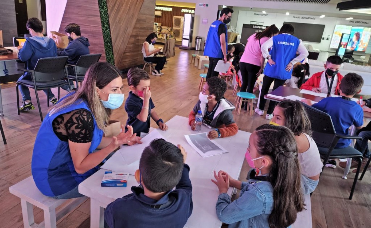 Estudiantes participan en actividades del programa Solve for Tomorrow, iniciativa que impulsa el desarrollo de habilidades STEM para fomentar la innovación y la creación de soluciones tecnológicas con impacto social.