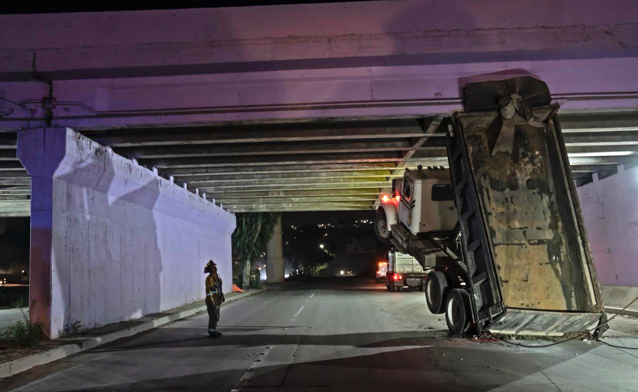 Queda camión de volteo atorado bajo puente rumbo a Playas de Tijuana