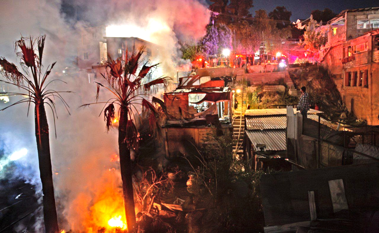 Incendio consume dos viviendas en Camino Verde; una mujer resulta intoxicada