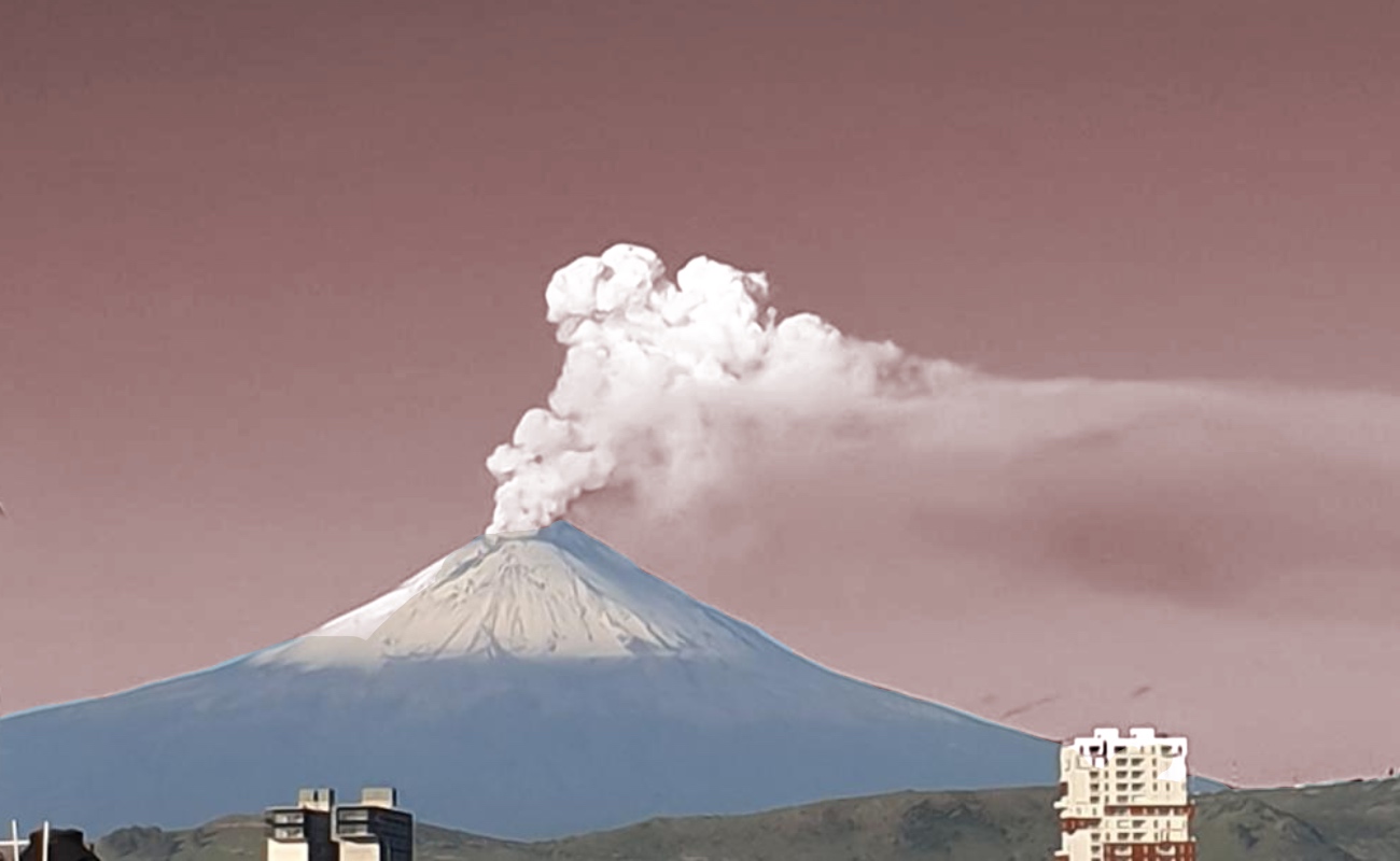 Desde la madrugada de este sábado, el volcán Popocatépetl ha mantenido una gran actividad.