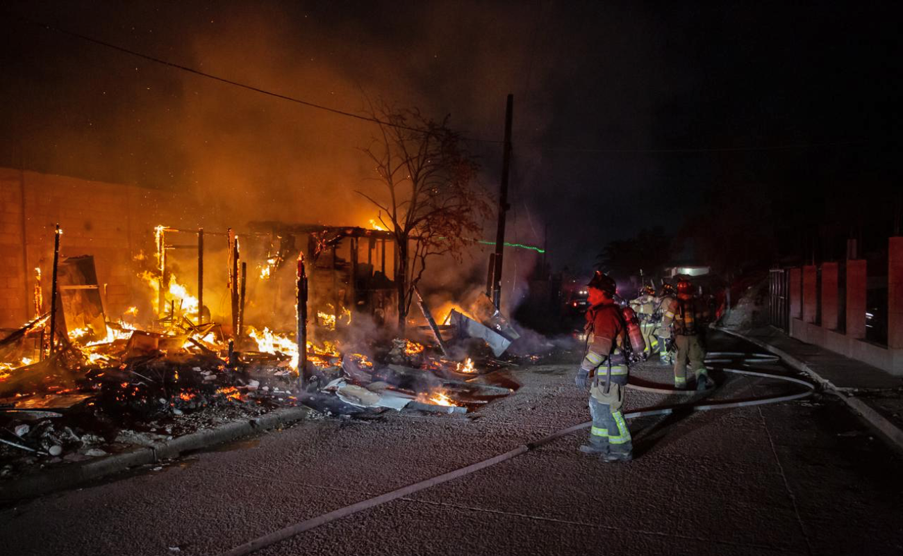 Consume incendio casa de madera en Lomas de la Amistad