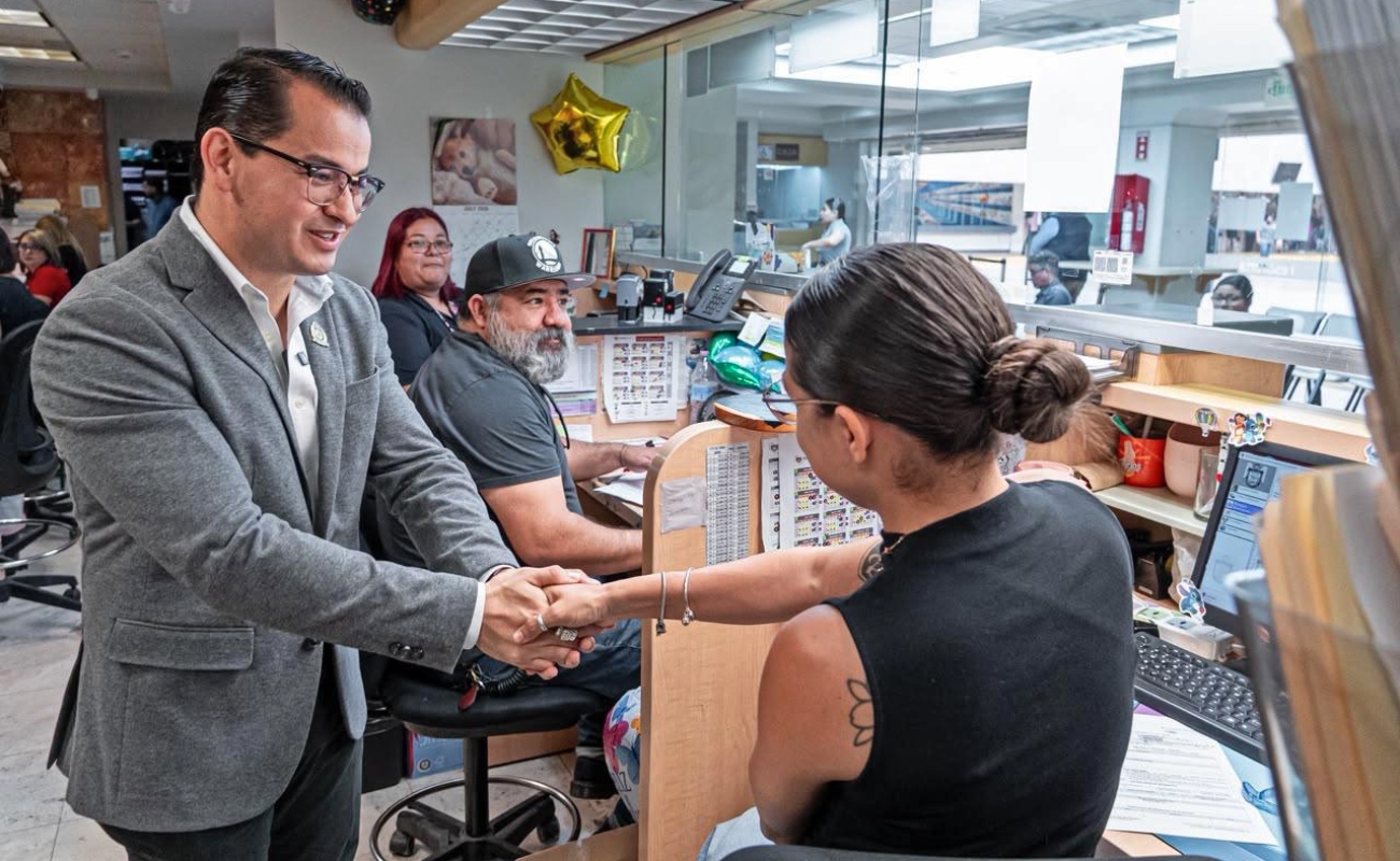 Recorre alcalde Abdiel Gutiérrez oficinas de Palacio Municipal