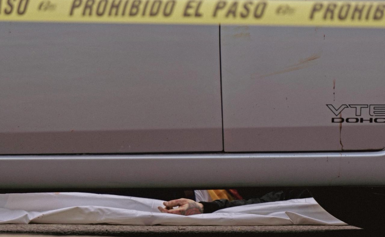 Dos hombre resultaron heridos y trasladado a un hospital.