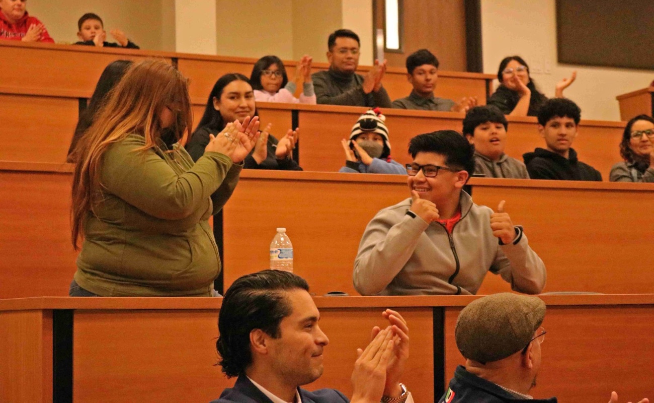 CETYS Universidad y Club Rotario Ensenada Riviera entregan beca del 100% a estudiante destacado