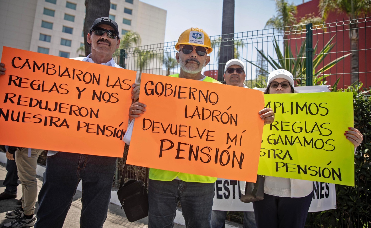 Con pancartas y consignas, los inconformes mostraron su problemática.