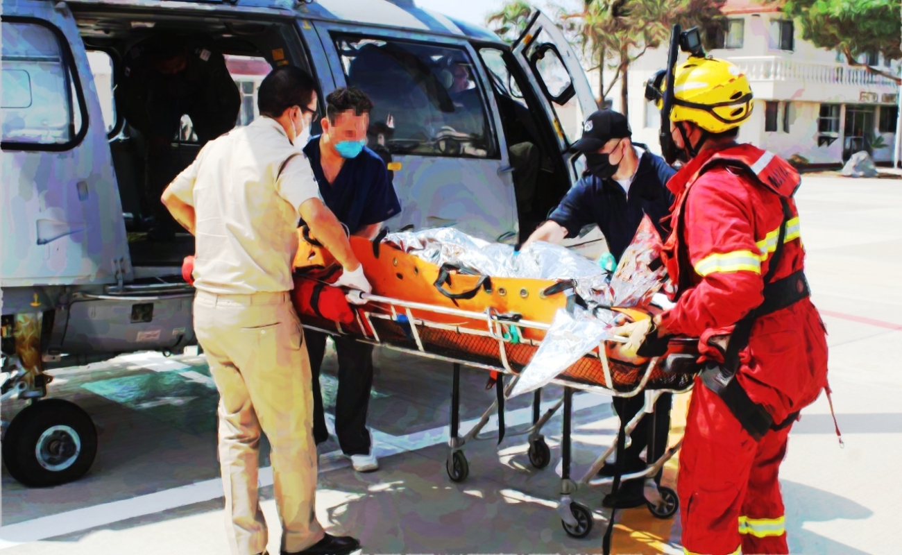 La Segunda Región Naval brindó apoyo para el rescate y traslado aéreo del joven