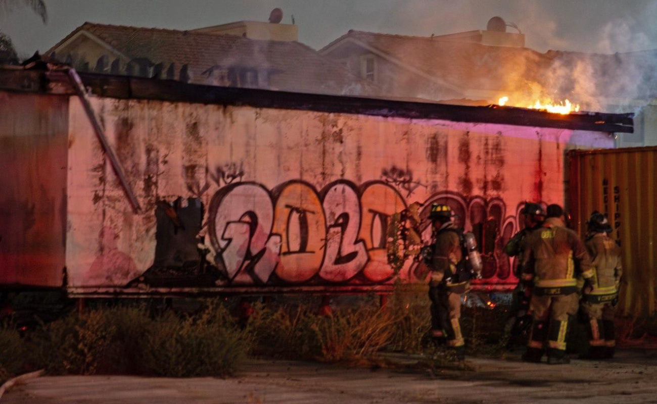 Incendio consume casa móvil abandonada