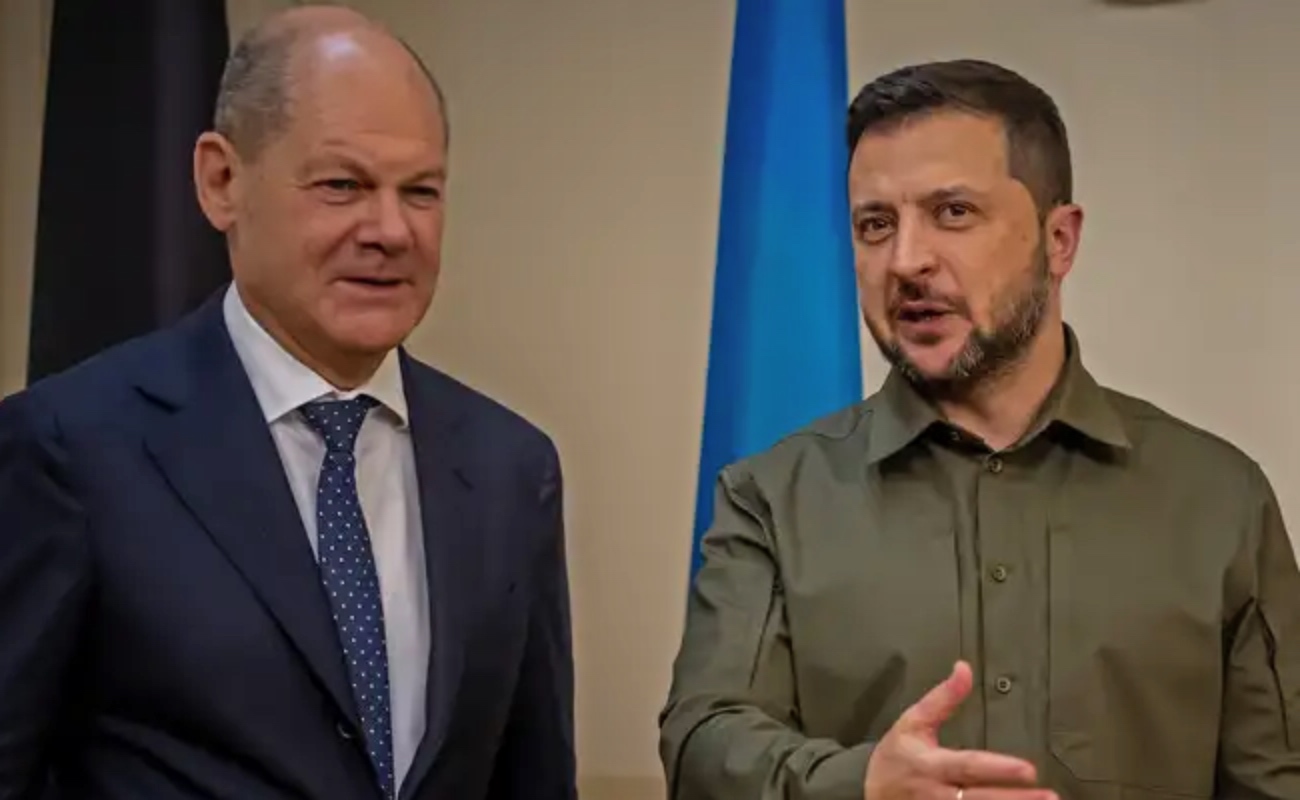 El presidente ucraniano, Volodímir Zelenski, durante su reunión con el canciller Olaf Scholz en Berlín, en busca de fortalecer la defensa aérea europea.