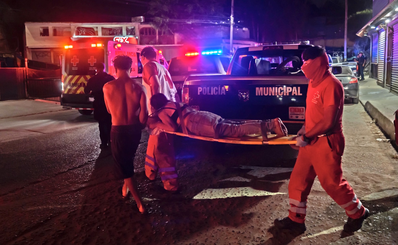 La mujer presentaba una herida en la espalda.La mujer presentaba una herida en la espalda.