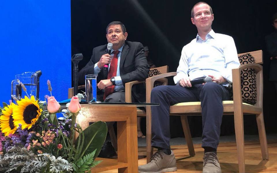 El candidato presidencial de la coalición Por México al Frente exponía sus propuestas ante un auditorio habilitado para cerca de mil 200 estudiantes