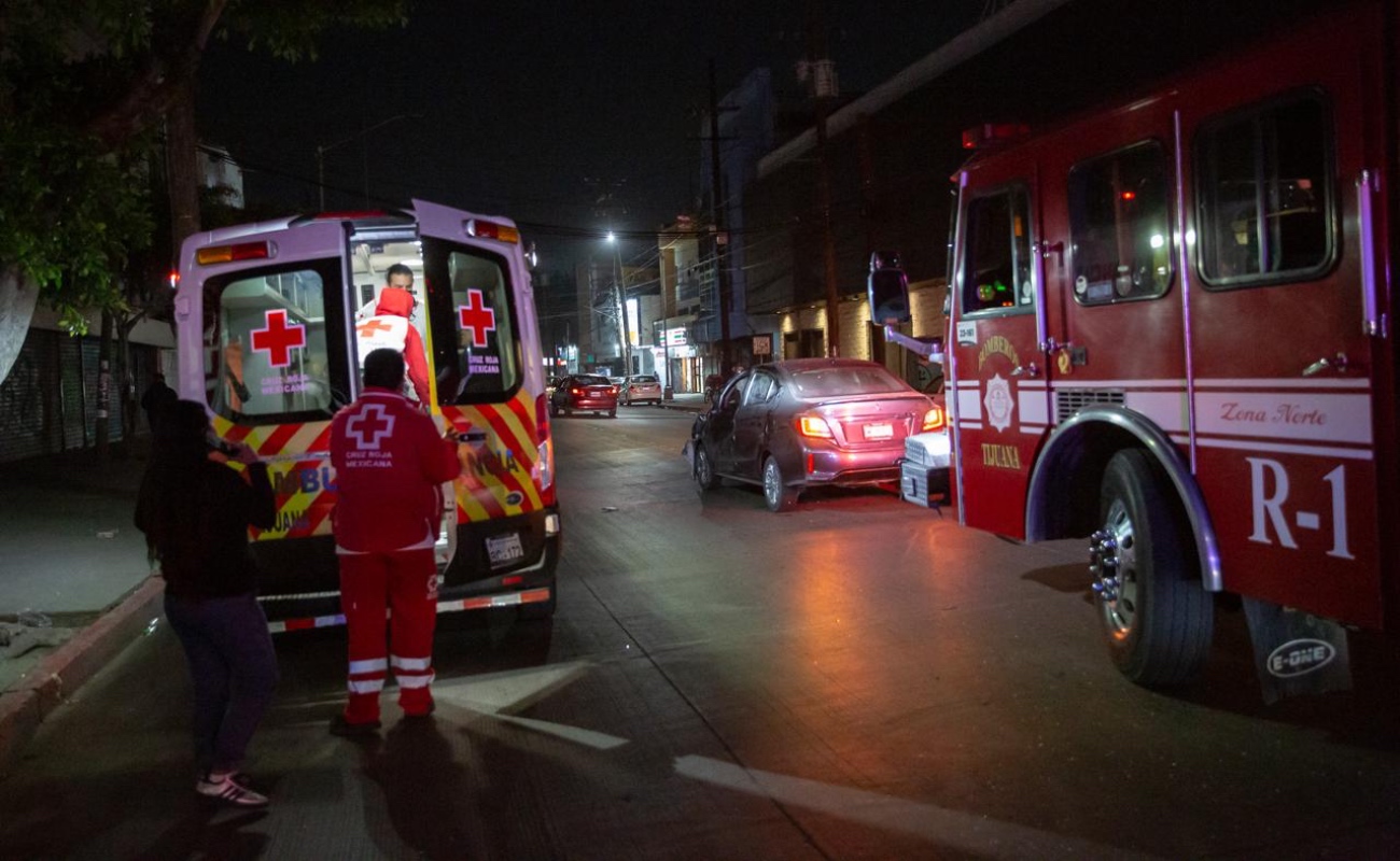 Motociclista se impacta contra un vehículo en el centro de Tijuana.