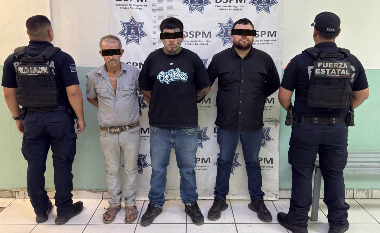 Captura Policía Municipal a tres sujetos por robo violento de dos vehículos pick up