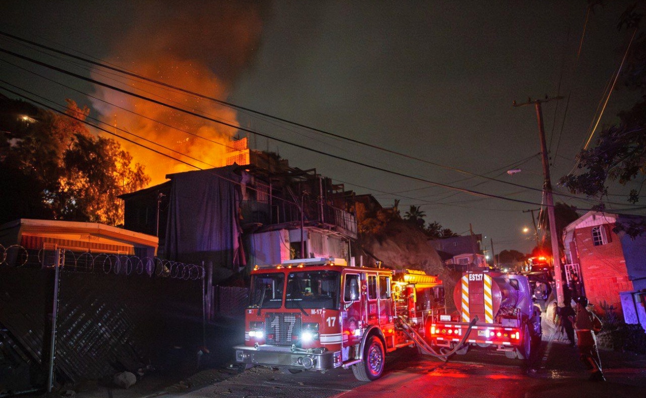 Incendio consume vivienda en la colonia Buenavista