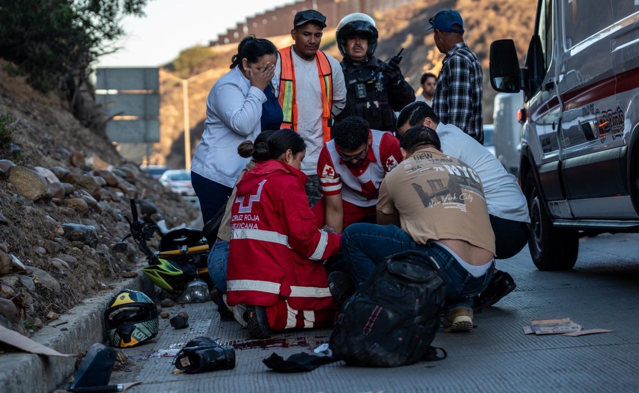 Motociclista resulta con grave lesión en una pierna tras accidente en El Mirador