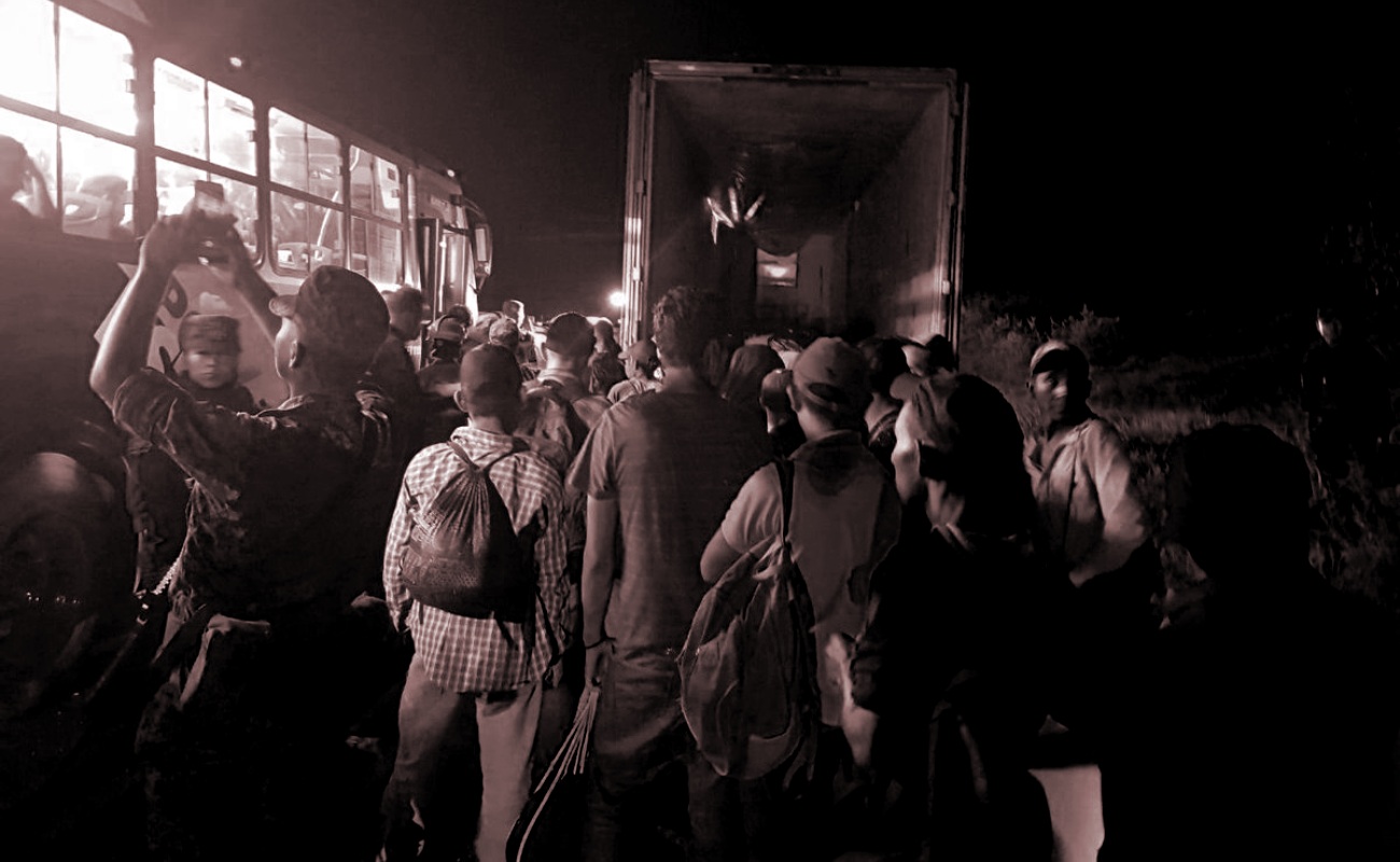 Migrantes que trasladan hacinados en la caja de un tráiler fueron rescatados por las autoridades en Nuevo León.