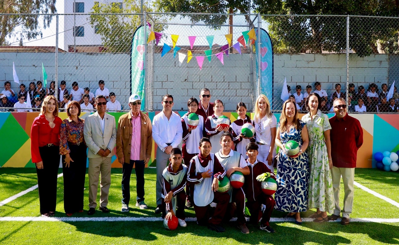 Entregan de obra de rehabilitación de cancha de futbol en la Primaria Municipal “Emma A. de Bustamante”