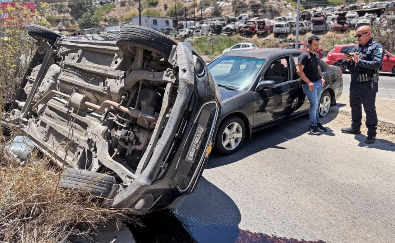 El Chevrolet terminó volcado sobre la vialidad.