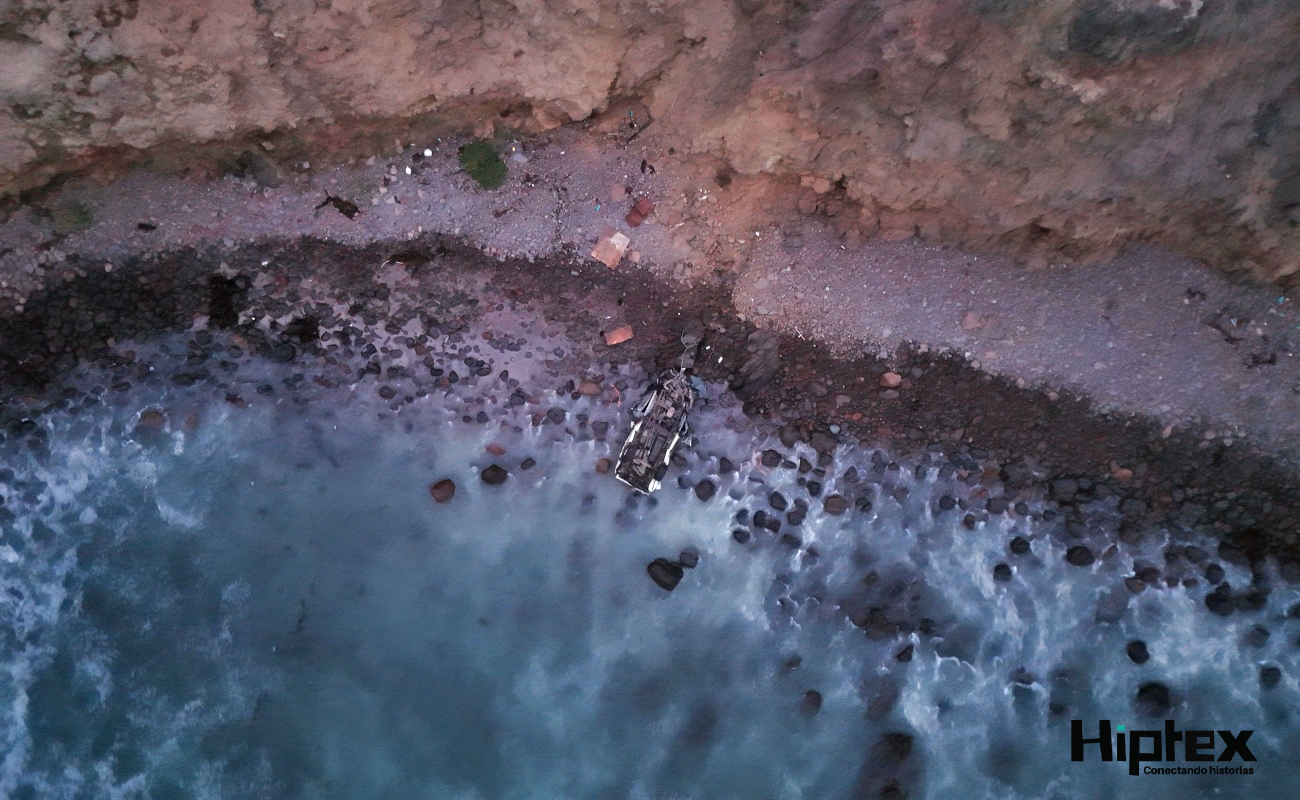 Muere persona tras caer vehículo a un barranco e incendiarse en la carretera libre Rosarito-Ensenada
