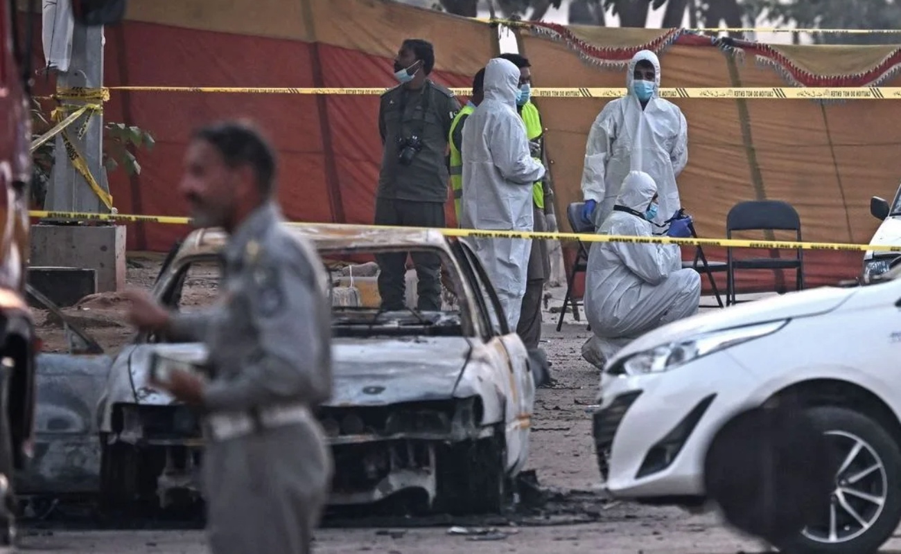 Autoridades paquistaníes inspeccionan el lugar del atentado suicida frente al complejo judicial de Islamabad, donde murieron al menos 12 personas.