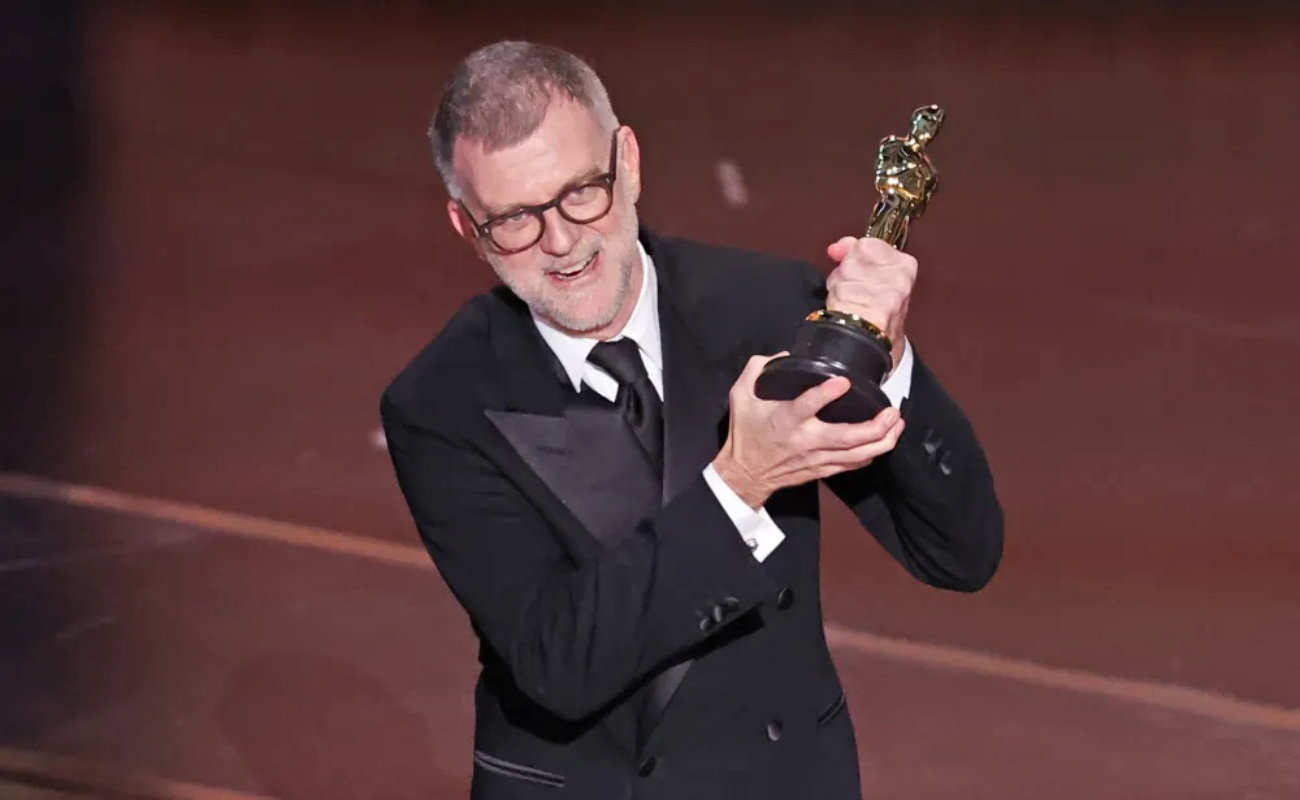 El director Paul Thomas Anderson celebra el Oscar a Mejor Película por One Battle After Another durante la ceremonia en el Dolby Theatre de Hollywood.