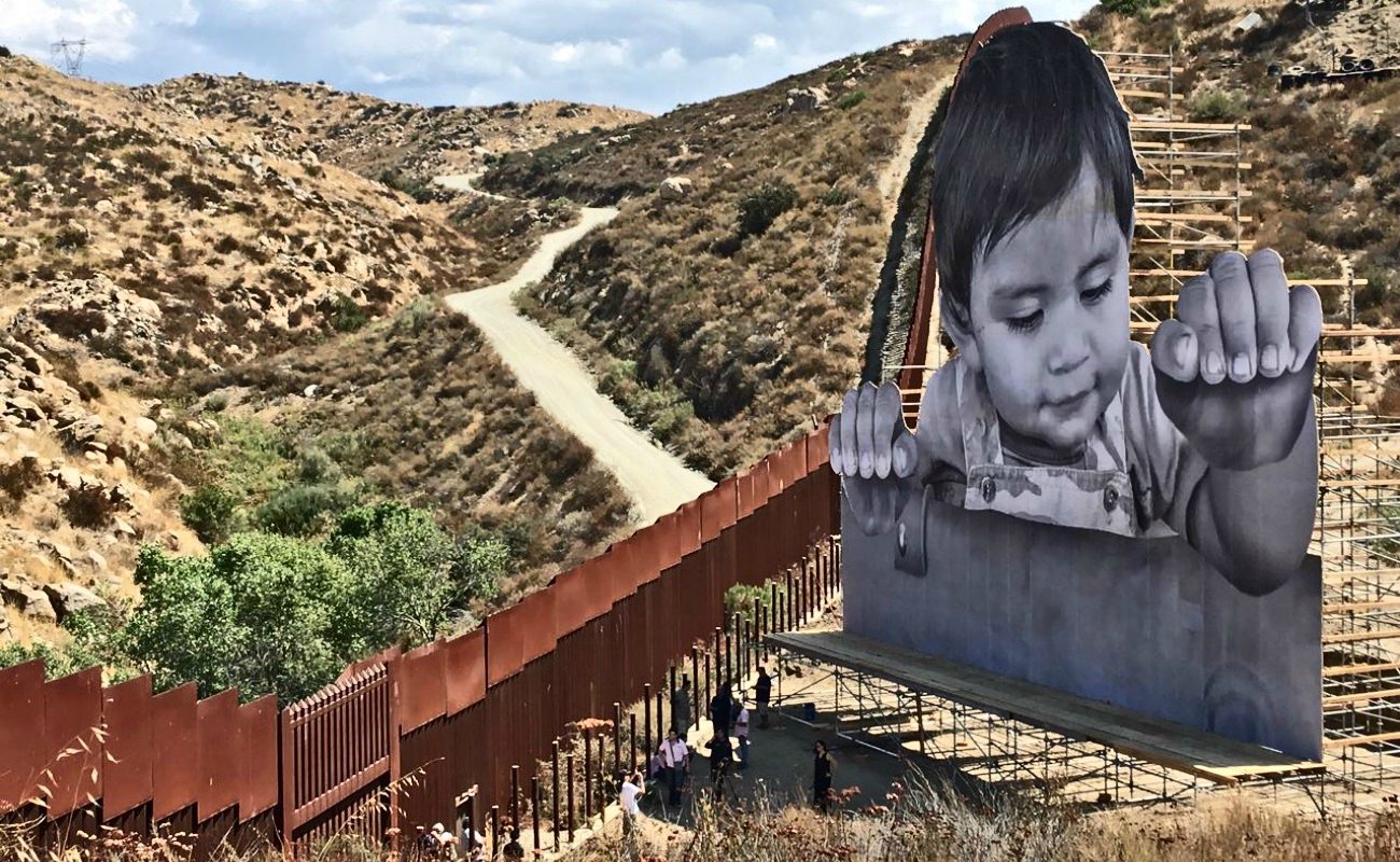Redes sociales detonan mural instalado en muro fronterizo