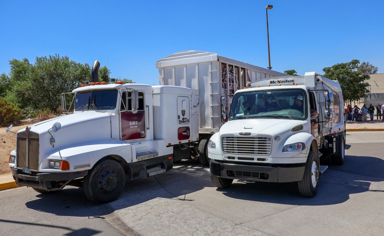 Entregan dos unidades de recolección y disposición final de basura para SIRT en Tecate