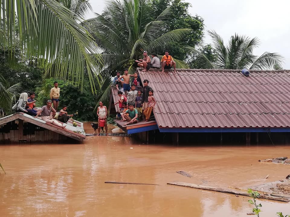 Decenas de personas se encuentran desaparecidas tras el derrumbe de una presa en Laos que ocasionó la muerte de 26 personas.