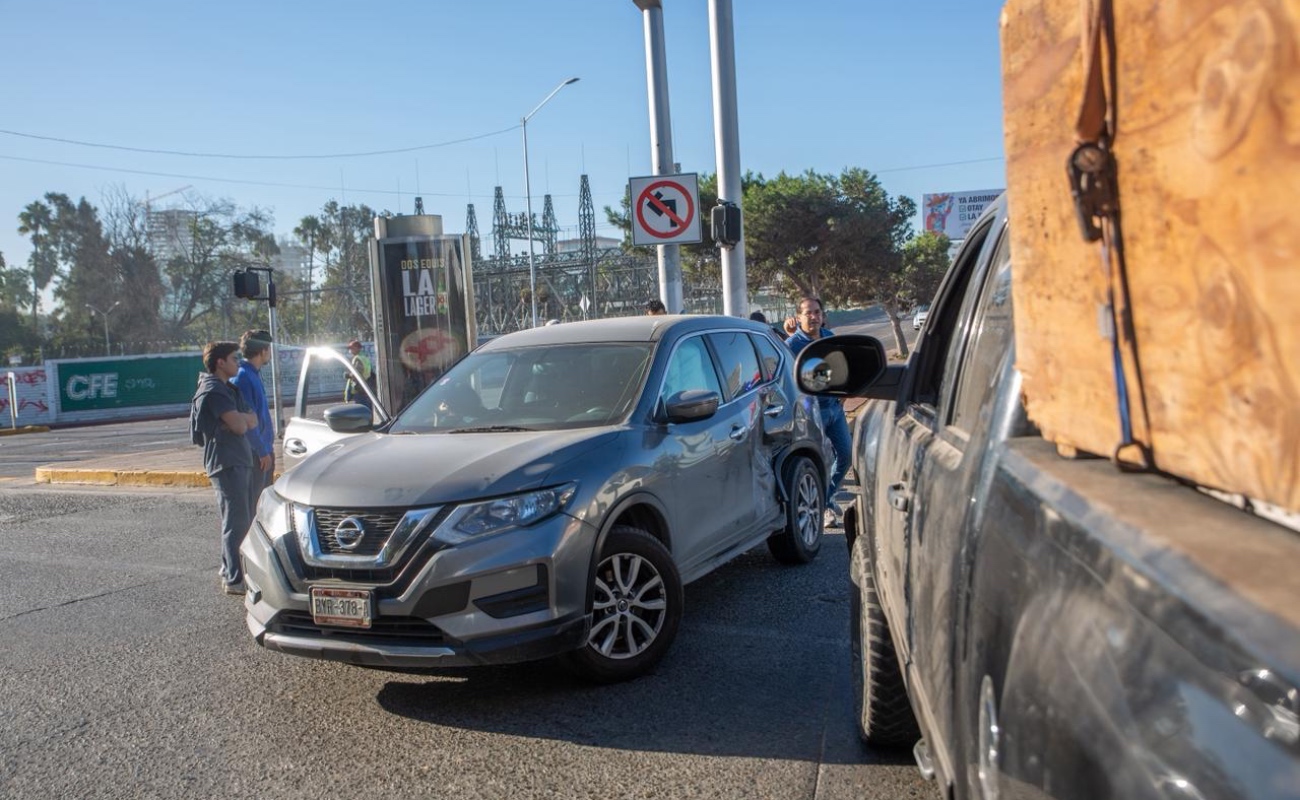 Un perito de la Policía Municipal acudió para realizar el deslinde de responsabilidades y coordinar el retiro de los vehículos.