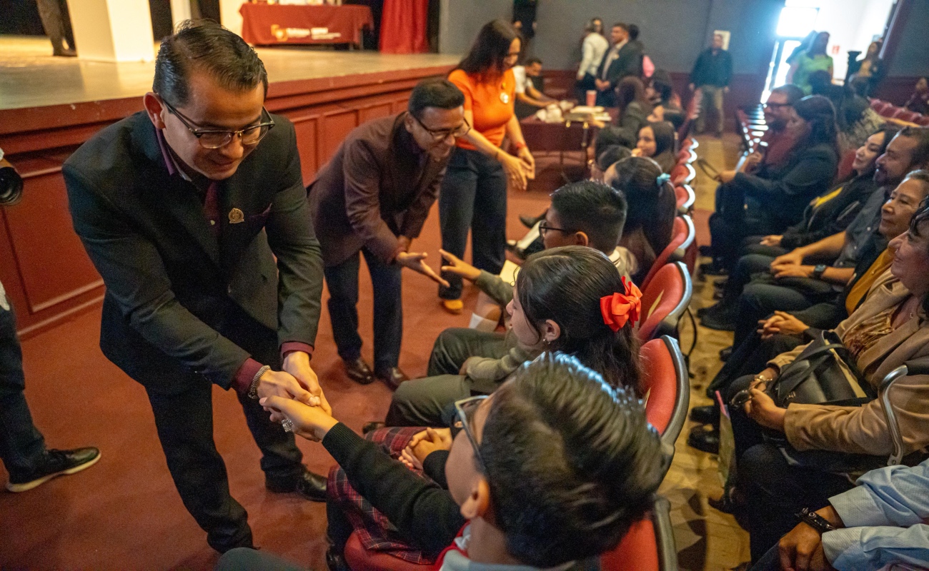 El alcalde Abdiel Gutiérrez, felicitó a los estudiantes por haber llegado a esta etapa del concurso.