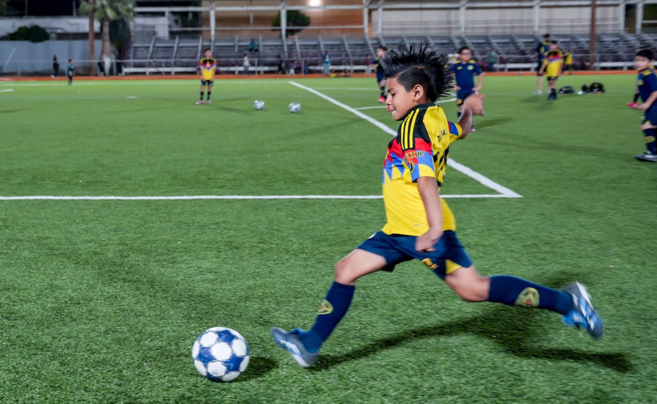 Iluminan espacios deportivos en Mexicali, rehabilitan campo “Boticas” Pérez