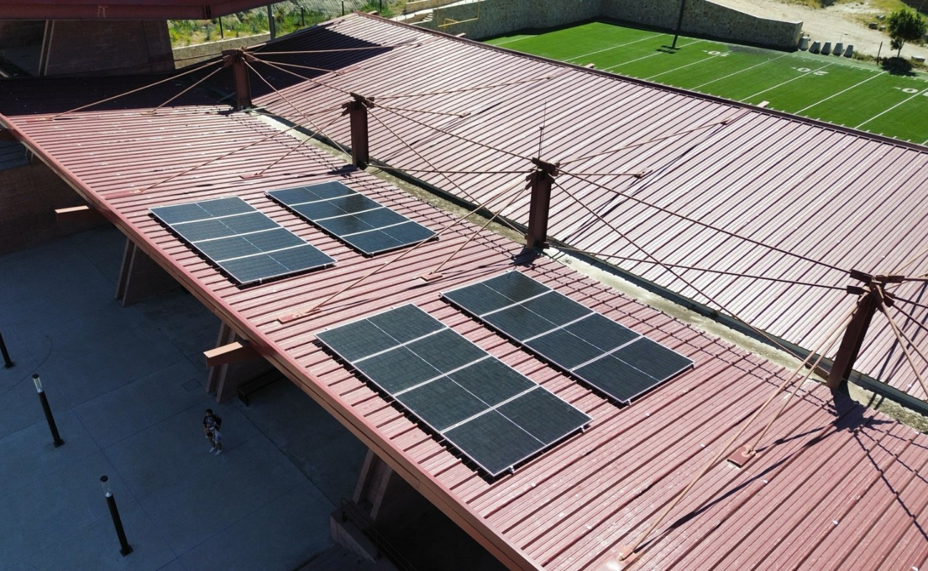 El Gobierno de Tecate, dio arranque a la obra de instalación de paneles solares en el campo de fútbol de la colonia El Mayab.
