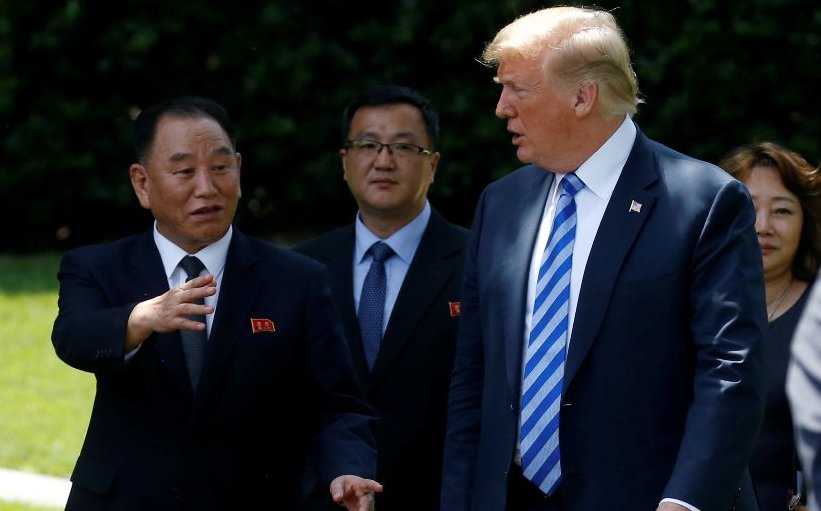Trump hizo el anuncio, tras reunirse en la Casa Blanca con el alto funcionario  de Corea del Norte, Kim Yong-chol, quien le entregó una carta de Kim.