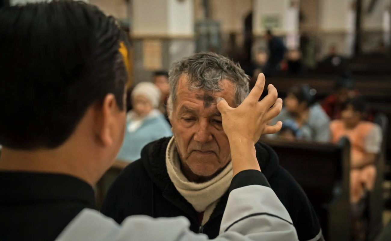 Desde temprana hora, feligreses y familias completas se dieron cita a la antigua catedral de Tijuana.