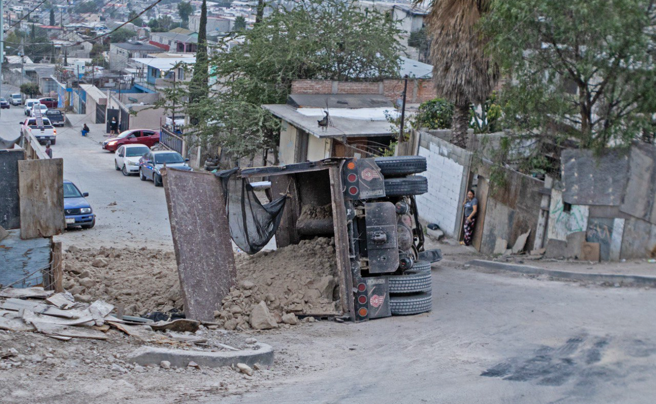 Vuelca camión de carga en la Mariano Matamoros Norte
