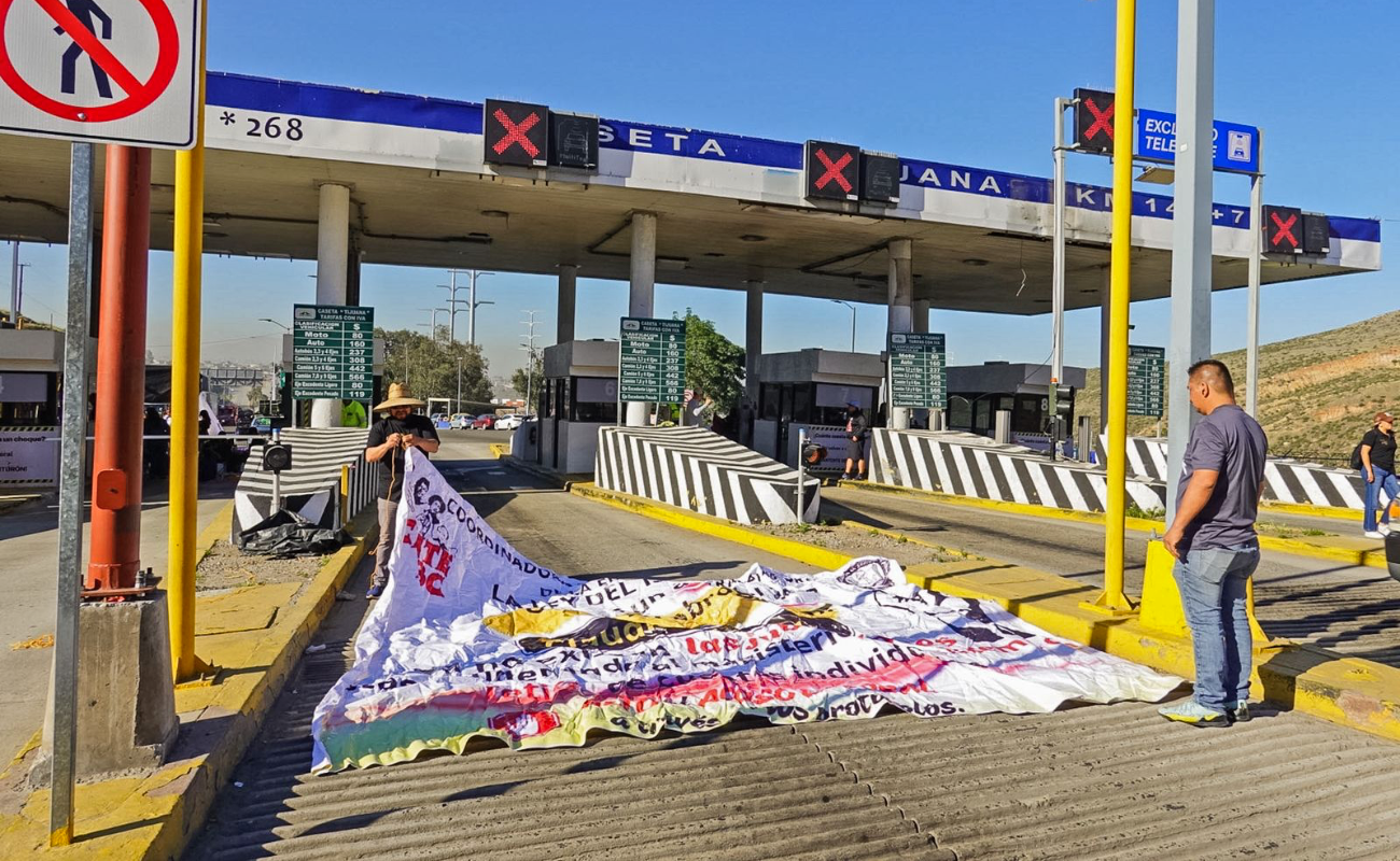 Libera CNTE caseta de peaje Tijuana–Tecate en protesta a la Ley del ISSSTE