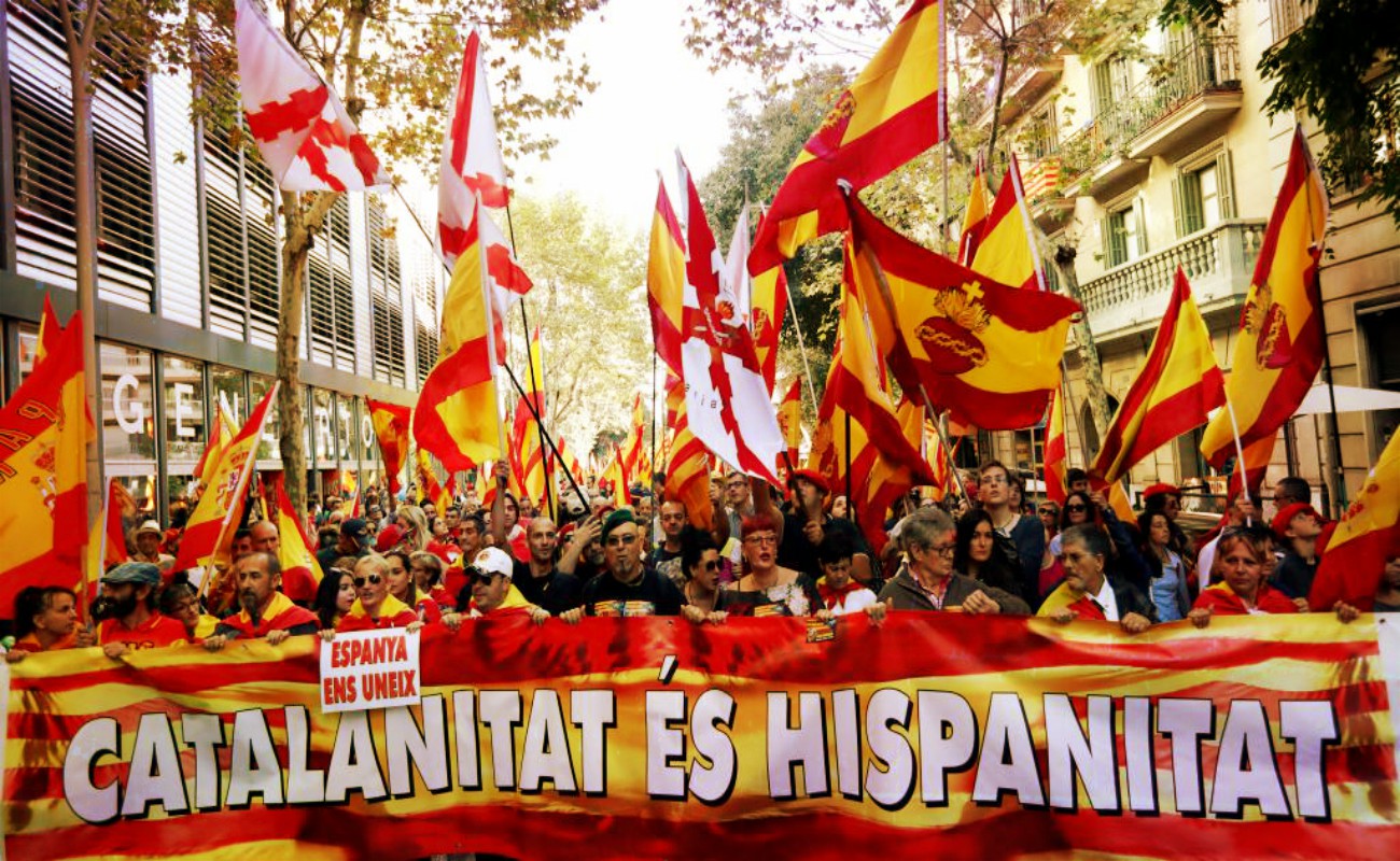 Los manifestantes marcha ataviados con banderas de España y Cataluña