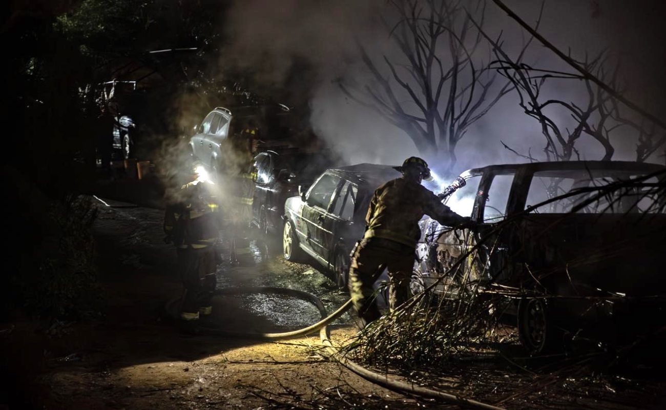 Incendio en la Gran Tenochtitlán afecta vivienda y varios vehículos